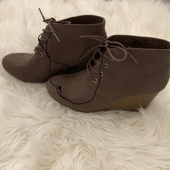 NWT! Arizona Jean Co Lawrence Wedge Heel Ankle Booties - Picture 1 of 3